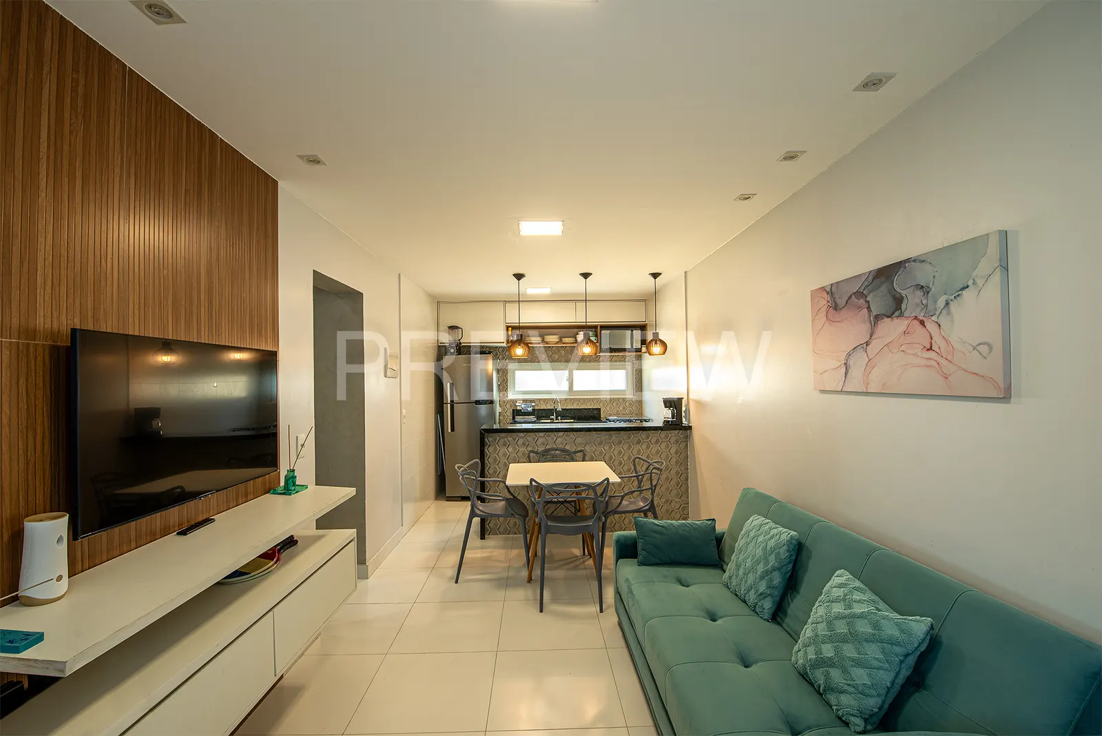 Sala ampla com sofá verde