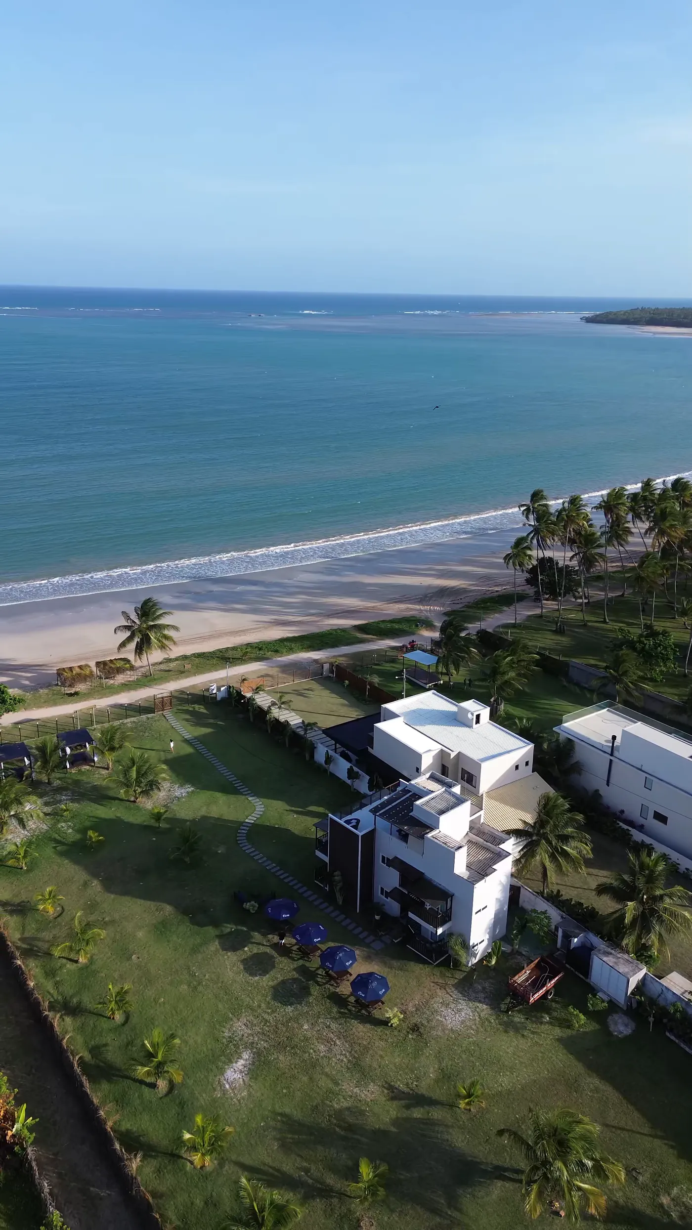 Praia de Garapuá cercada por coqueiros, na Ilha de Tinharé